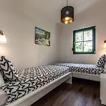 Entire House In The Center Of - Free Parking - Dragon Garden Pavilion Homestay