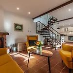 Entire House In The Center Of - Free Parking - Dragon Garden Pavilion Проживание в семье