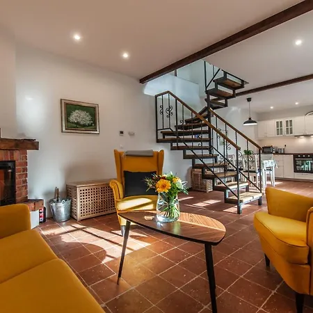 Entire House In The Center Of - Free Parking - Dragon Garden Pavilion Habitación en casa particular