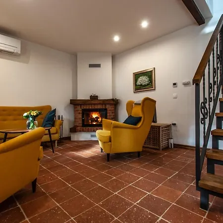 Проживание в семье Entire House In The Center Of - Free Parking - Dragon Garden Pavilion *