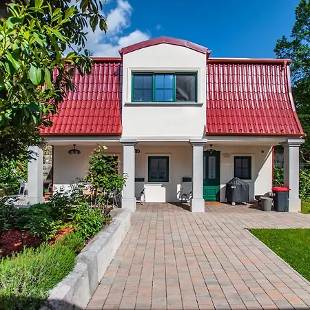Entire House In The Center Of - Free Parking - Dragon Garden Pavilion Nastanitev v družini *