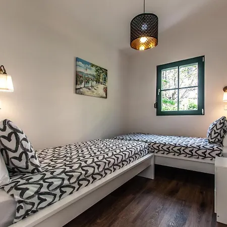 Entire House In The Center Of - Free Parking - Dragon Garden Pavilion Homestay