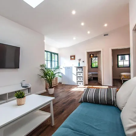 Entire House In The Center Of - Free Parking - Dragon Garden Pavilion