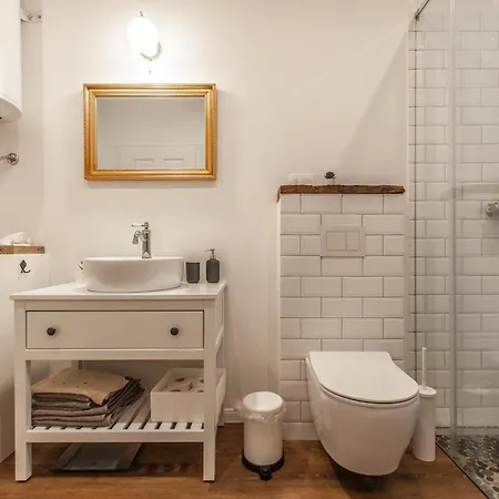 Entire House In The Center Of - Free Parking - Dragon Garden Pavilion Habitación en casa particular