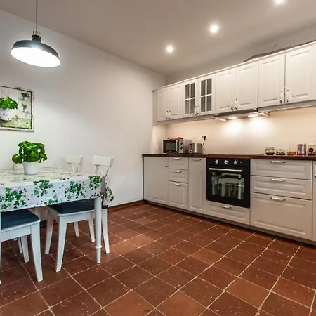 Entire House In The Center Of - Free Parking - Dragon Garden Pavilion Homestay