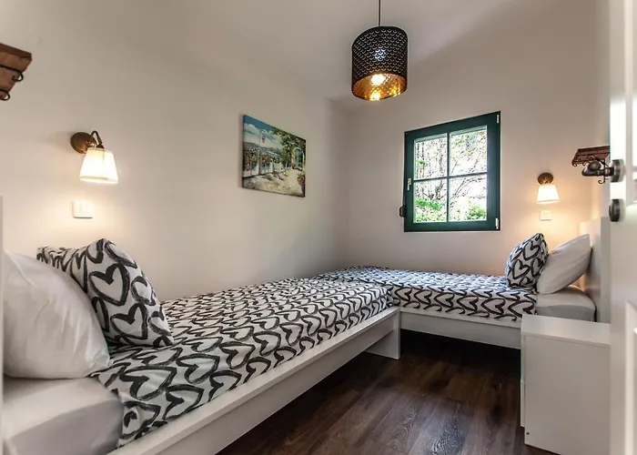 Entire House In The Center Of - Free Parking - Dragon Garden Pavilion Проживание в семье