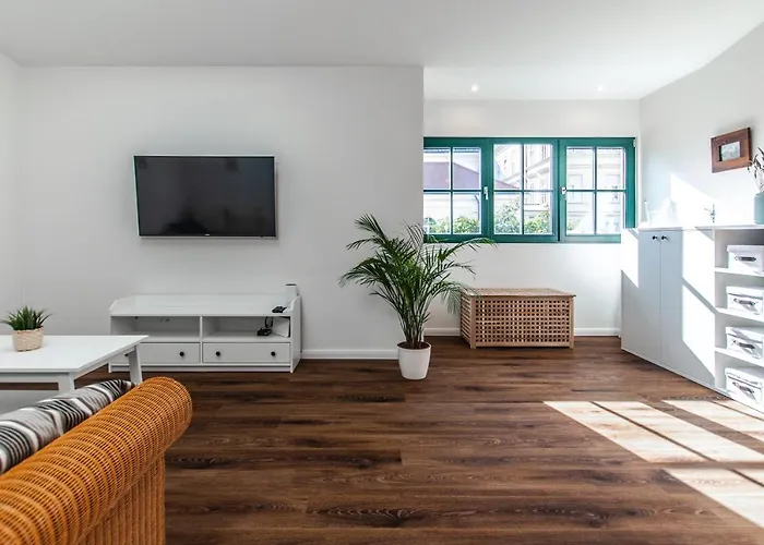 Проживание в семье Entire House In The Center Of - Free Parking - Dragon Garden Pavilion