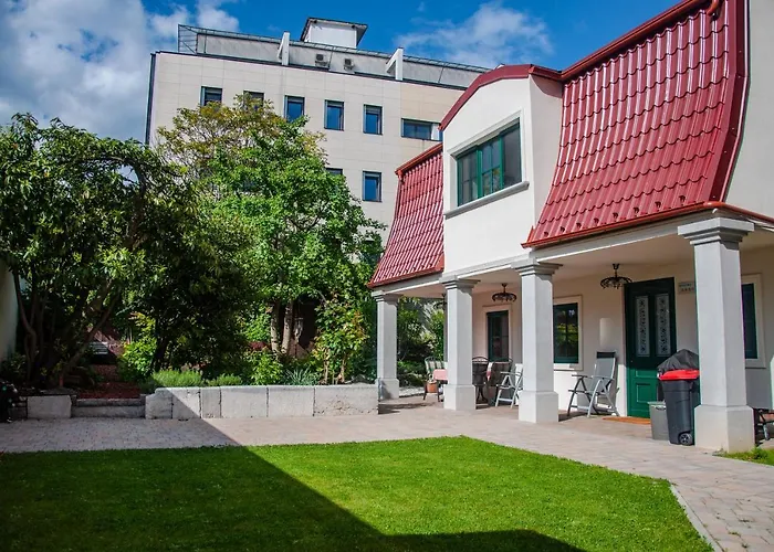 Entire House In The Center Of - Free Parking - Dragon Garden Pavilion Nastanitev v družini