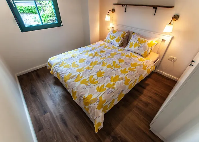 Проживание в семье Entire House In The Center Of - Free Parking - Dragon Garden Pavilion *