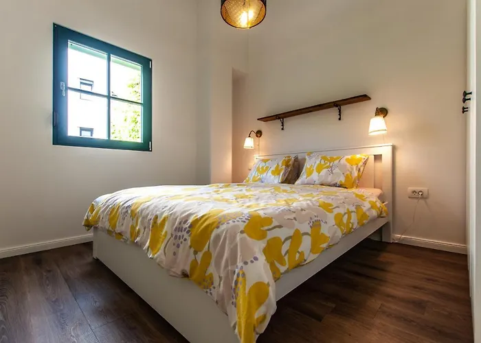 Проживание в семье Entire House In The Center Of - Free Parking - Dragon Garden Pavilion *