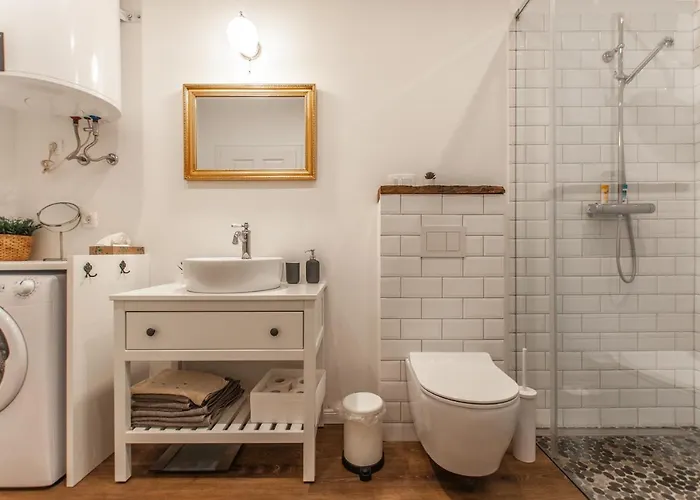 Entire House In The Center Of - Free Parking - Dragon Garden Pavilion Проживание в семье