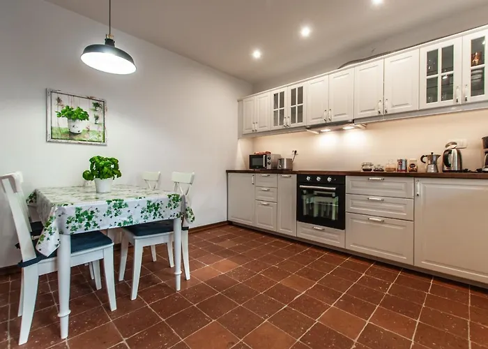 Entire House In The Center Of - Free Parking - Dragon Garden Pavilion Проживание в семье