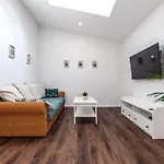 Privat bolig Entire House In The Center Of - Free Parking - Dragon Garden Pavilion