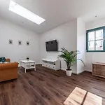 Entire House In The Center Of - Free Parking - Dragon Garden Pavilion *